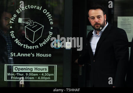 SDLP Führer Colum Eastwood kommt an das Wahlbüro für Nordirland in seiner Nominierung Papiere in der Europäischen Wahlen zu starten. Stockfoto