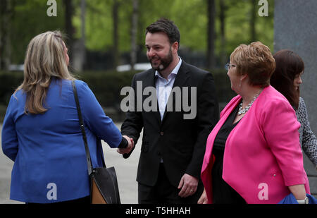 SDLP Führer Colum Eastwood wird durch Mitglieder der Partei begrüßt, als er auf die Wahlen Amt für Nordirland kommt in seiner Nominierung Papiere in der Europäischen Wahlen zu starten. Stockfoto