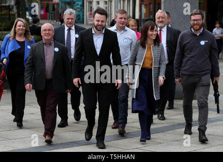 SDLP Führer Colum Eastwood (Mitte) mit den stellvertretenden Vorsitzenden Nichola Mallon (3. rechts) und Mitglieder der Partei aus dem Wahlbüro für Nordirland nach Abgabe seiner Nominierung Papiere bei den Wahlen zum Europäischen Parlament. Stockfoto