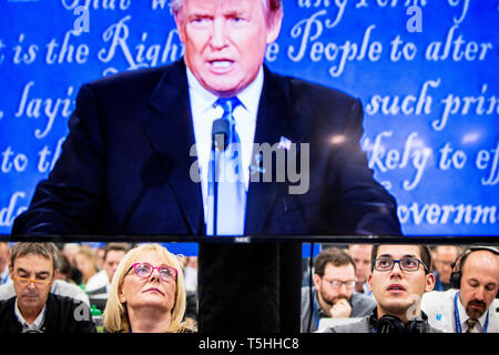 Reporter hören zu Donald Trump in der Debatte. Die Democrate und republikanischen Kandidaten für die US-Präsidenten, Hillary Rodham Clinton und Donald John Trump, met am 19.09.26. Für die erste Kopf Präsidentendebatte an der Hofstra University in Long Island zu Kopf. Stockfoto