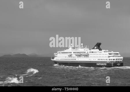 Schwarz-weiß Foto der Hurtigruten Fähre, MS Nordkapp, dampfende Durch raue See in Richtung Süden, Hoch oberhalb des Polarkreises in Norwegen. Stockfoto
