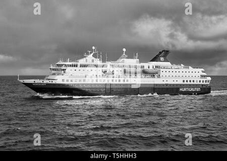 Schwarz-weiß Foto der Hurtigruten Fähre, MS Nordkapp, dampfende Durch raue See in Richtung Süden, Hoch oberhalb des Polarkreises in Norwegen. Stockfoto