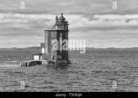 Schwarz-Weiß-Foto Des Historischen Achteckigen Norwegischen Kjeungskjær-Leuchtturms (Kjeungskjær Fyr), Gelegen Am Bjugnfjorden, Norwegen. Stockfoto