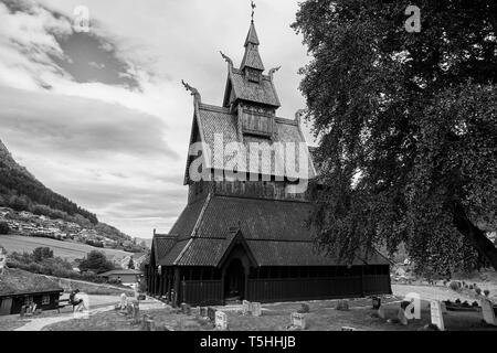 Schwarz-weiß-Foto der historischen norwegischen Hopperstad Stave-Kirche aus dem 12. Jahrhundert (Hopperstad Stavkyrkje) in Vikøyri, Sogn og Fjordane. Stockfoto