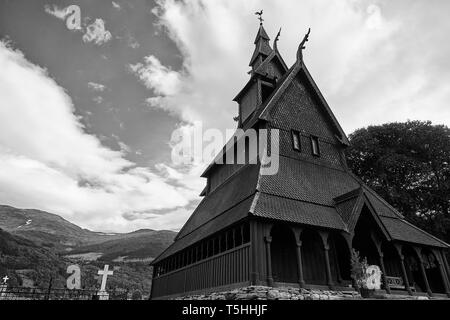 Moody Schwarz-weiß-Foto der historischen norwegischen Hopperstad Stave Kirche aus dem 12. Jahrhundert (Hopperstad Stavkyrkje) in Vikøyri, Norwegen. Stockfoto