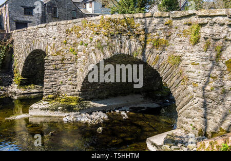 Bowston Brücke über den Fluss Kent im Lake District, Cumbria in England. Die denkmalgeschützten Gebäude wird es geglaubt, im 17.Jh. gebaut wurde. Stockfoto