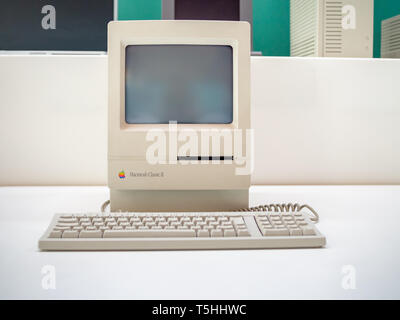 TERRASSA, SPANIEN - 19. MÄRZ 2019: Apple Macintosh Plus Personal Computer im Nationalen Museum für Wissenschaft und Technologie von Katalonien Stockfoto