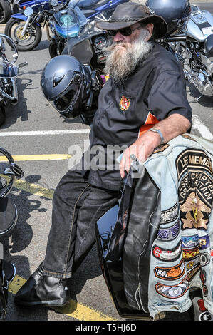 Alte, ältere, Oldtimer-Motorradfahrer mit langem Bart bei der Southend Shakedown 2014 Motorradrallye, Southend on Sea, Essex, Großbritannien Stockfoto