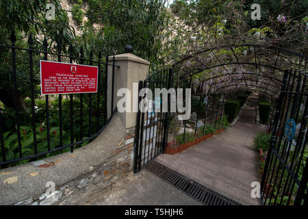 Friedhof Eingang neben den Gärten Bogenbögen Metallplakette Schilder Pflanzen lokaler Nelson Krieg Tod getötet Schiff Gibraltar Pflanzen Trafalgar Stockfoto