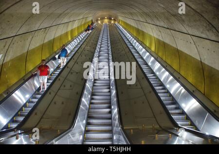 Eine riesige Rolltreppe zum Washington D.C. u-u-u-bahn Verkehr. Stockfoto