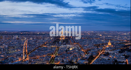 Paris, Frankreich, 28. Januar 2016: Paris bei Nacht mit dem Eiffelturm beleuchtet (SETE - Illuminationen Pierre Bideau). Stockfoto