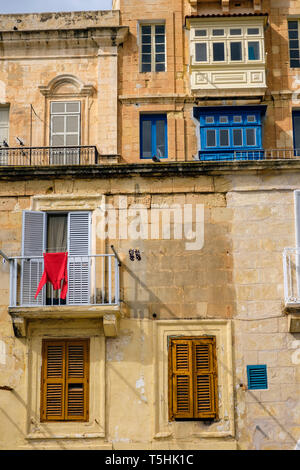 Eine rote Überbrückungskabel trocknen auf einem Balkon in Valletta, Malta Stockfoto