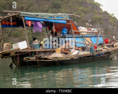 Ha Long Bay, Vietnam - März 20, 2019 - lokale Fischer auf traditionelle Boote in Ha Long Bay, Vietnam. Stockfoto