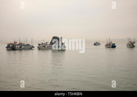Ha Long Bay, Vietnam - März 21, 2019: Tour Boote um Küssen Rock in Ha Long Bay, Vietnam. Stockfoto