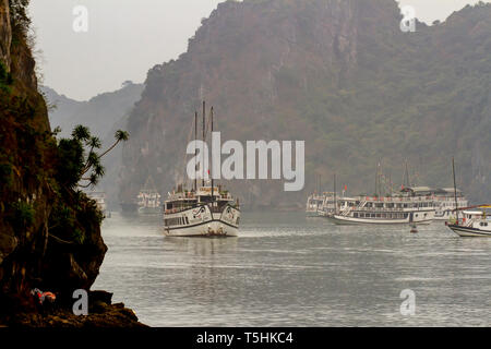 Ha Long Bay, Vietnam - 21. März 2019: Kreuzfahrt Schiffe in den Gewässern von Ha Long Bay, Vietnam. Stockfoto