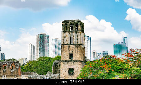 Panama Viejo Ruinen inmitten der modernen Skyline der Stadt, und das Innere des Museo de la Plaza Mayor Stockfoto