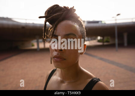 Passen junge Frau, die in der Stadt Stockfoto
