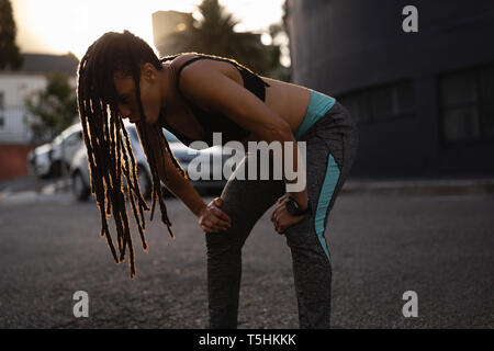 Junge Frau ausruhen nach dem Training in der Stadt Stockfoto