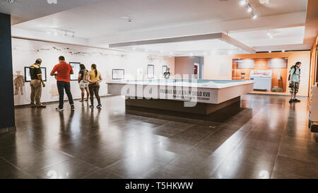 Panama Viejo Ruinen inmitten der modernen Skyline der Stadt, und das Innere des Museo de la Plaza Mayor Stockfoto