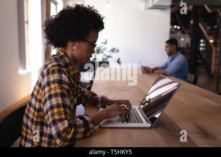 Geschäftsleute, die Arbeiten am Schreibtisch im Büro Stockfoto