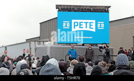Bürgermeister und Präsidenten contendor Pete Buttigieg mit Ehemann Züchtige verkünden seine Laufen für Präsidenten in South Bend, Indiana, USA. Stockfoto