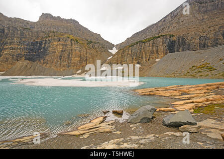 Eisige obere Grinnell See im Herbst im Glacier National Park in Montana Stockfoto