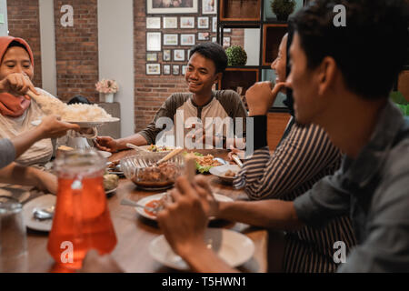 Asiatische muslimische Familie Abendessen fasten brechen zusammen. Stockfoto