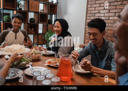 Asiatische muslimische Familie Abendessen fasten brechen zusammen. Stockfoto