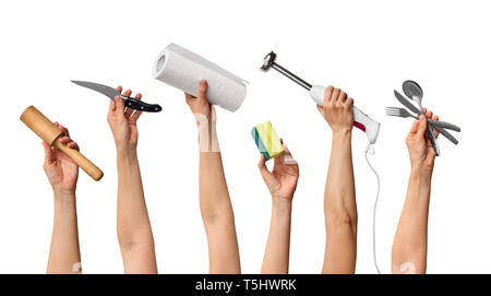 Einstellen der unterschiedlichen Ausstattung der Küche in den Händen, auf weißem Hintergrund Stockfoto