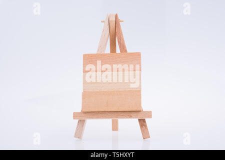 Bausteine setzen auf Stativ für die Malerei auf weißem Hintergrund Stockfoto