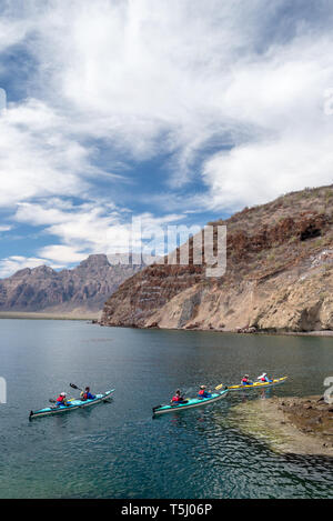 Kajakfahren auf dem Meer, die Bucht von Loreto Nationalpark, Baja California Sur, Mexiko. Stockfoto