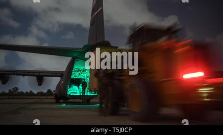 Us-Flieger auf der 75th Expeditionary Airlift Squadron (75 EAS) Last Fracht in die Rückseite der C-130J Hercules, 22. März 2019, in Ostafrika zugewiesen. 75 EAS unterstützt Combined Joint Task Force-Horn Afrikas mit medizinische Evakuierungen, Katastrophenhilfe, humanitäre und airdrop Operationen. (U.S. Air Force Foto: Staff Sgt. Corban Lundborg) Stockfoto