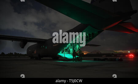 Us-Flieger auf der 75th Expeditionary Airlift Squadron (75 EAS) Last Fracht in die Rückseite der C-130J Hercules, 22. März 2019, in Ostafrika zugewiesen. 75 EAS unterstützt Combined Joint Task Force-Horn Afrikas mit medizinische Evakuierungen, Katastrophenhilfe, humanitäre und airdrop Operationen. (U.S. Air Force Foto: Staff Sgt. Corban Lundborg) Stockfoto