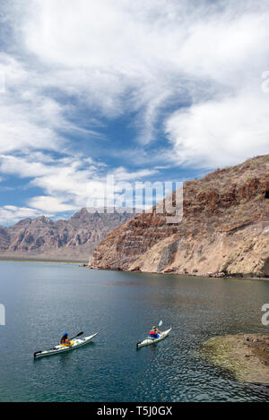 Kajakfahren auf dem Meer, die Bucht von Loreto Nationalpark, Baja California Sur, Mexiko. Stockfoto