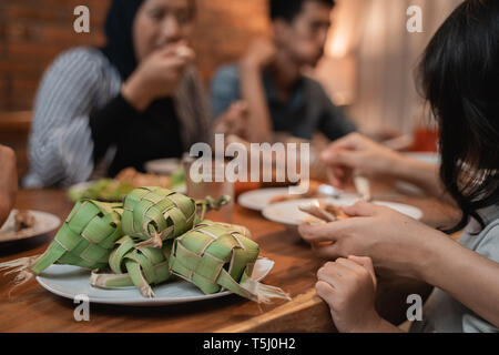 Ketupat auf Esstisch Stockfoto