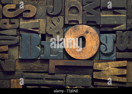 Blog Wort aus Holz- Buchdruck Bausteine innerhalb vieler Briefe Hintergrund Stockfoto