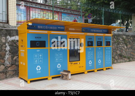 Shenzhen, China: Gelber Hund intelligent Müll sortieren und recycling Maschine Stockfoto