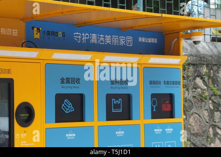 Shenzhen, China: Gelber Hund intelligent Müll sortieren und recycling Maschine Stockfoto