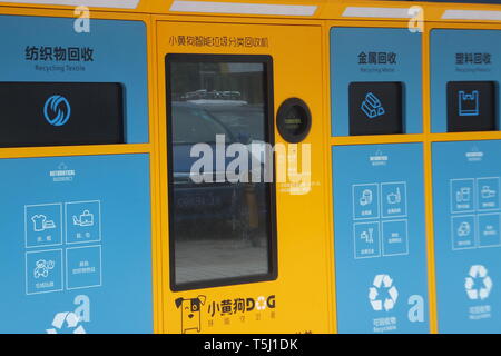 Shenzhen, China: Gelber Hund intelligent Müll sortieren und recycling Maschine Stockfoto