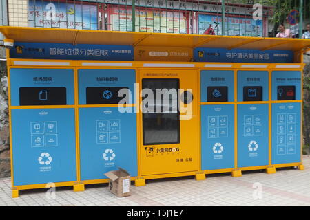 Shenzhen, China: Gelber Hund intelligent Müll sortieren und recycling Maschine Stockfoto