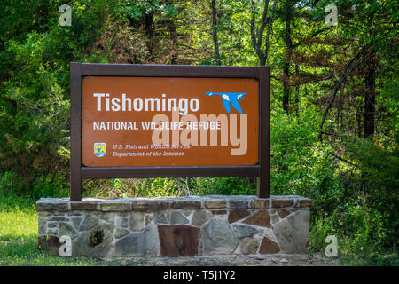 Tishomingo Wildlife Refuge, OK, USA - 12. Mai 2018: Eine einladende Schild am Eingang zum Park erhalten Stockfoto