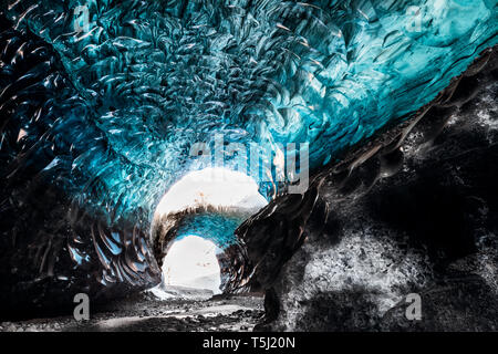 Faszinierende Struktur und Farbe in einer Eishöhle im Inneren Gletscher Vatnajökull. Stockfoto