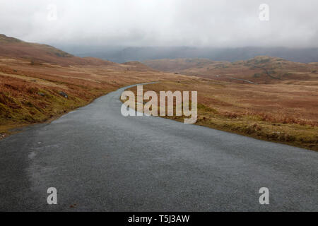 Straße über Birker fiel in Richtung Eskdale, Lake District, Cumbria, England, Großbritannien führenden Stockfoto