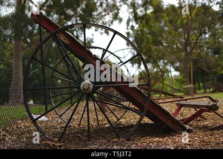 Alten landwirtschaftlichen Maschinen Rahmen auf Laub bedeckten Oberfläche verlassen Stockfoto