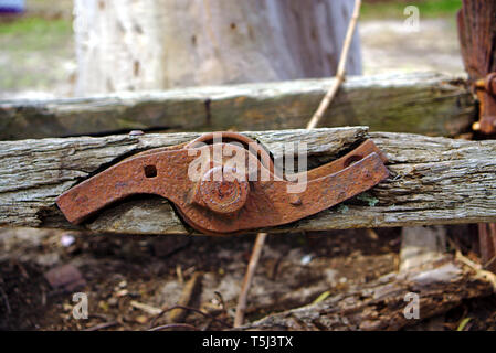 Rostige Öffnung der Griff des alten landwirtschaftlichen Maschinen Stockfoto