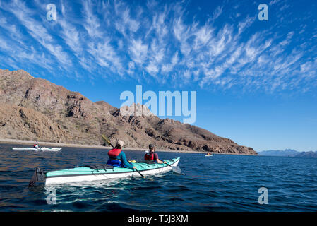 Kajakfahren auf dem Meer, die Bucht von Loreto Nationalpark, Baja California Sur, Mexiko. Stockfoto