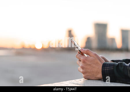 Spanien, Barcelona, Hände Mann mit Handy Stockfoto