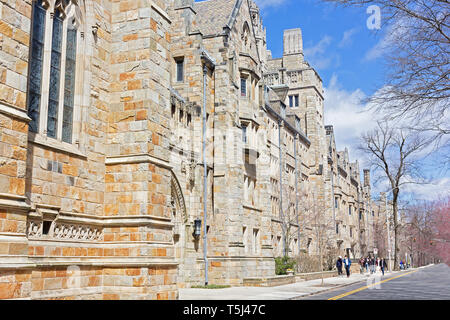 NEW HAVEN, Connecticut, USA - 8. APRIL: Stiftskirche gotischen Gebäude der Yale University Campus als am 8. April 2017 gesehen. Historische Architektur Der bui Stockfoto