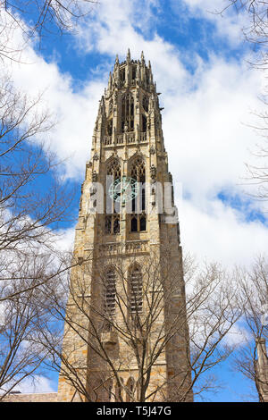 NEW HAVEN, Connecticut, USA - 8. APRIL: Harkness Turm an der Yale University als am 8. April 2017 gesehen. Die Struktur ist eine gemauerte Turm in Englisch P gebaut Stockfoto