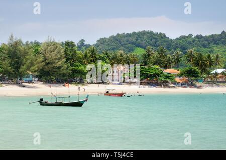 Tropische türkisfarbene Meer bucht, Paradies, Sandstrand, Palmen, Ferienanlagen, Haad Kwang Pao Strand in der Provinz Nakhon Si Thammarat von Thailand. Stockfoto